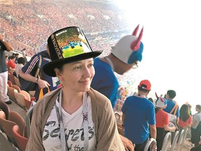 全球首款高清柔性屏时尚衣帽亮相世界杯